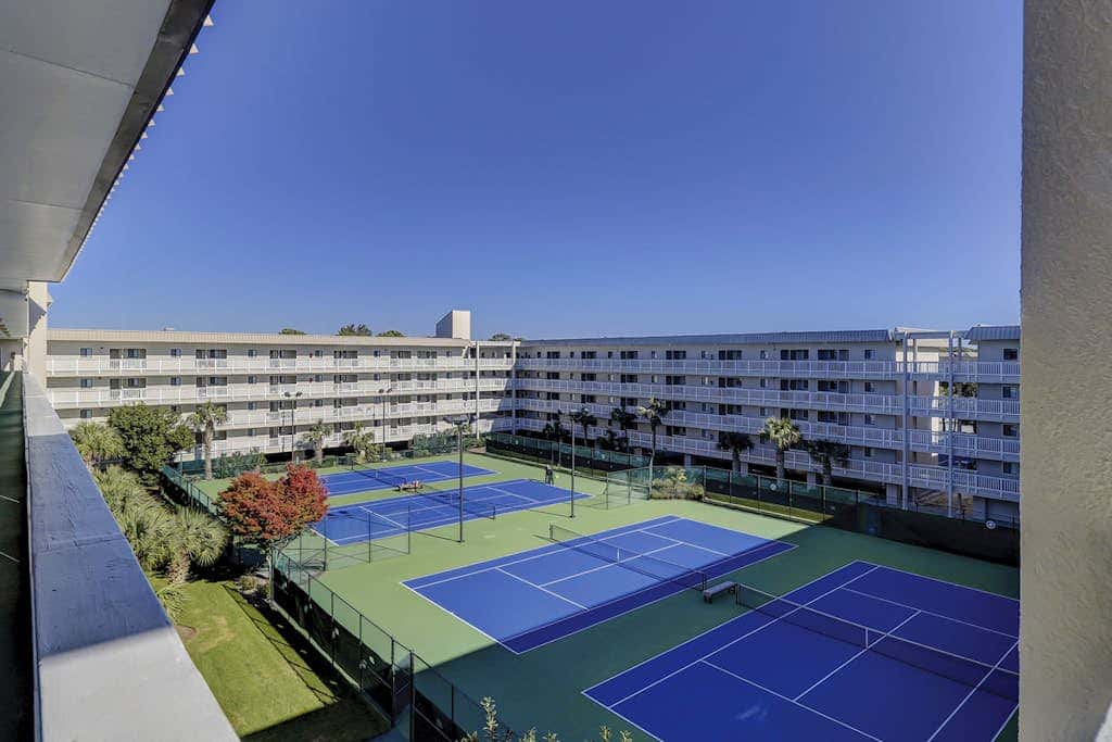 Beach condo with balcony, pools, & hot tub- near golf & beach