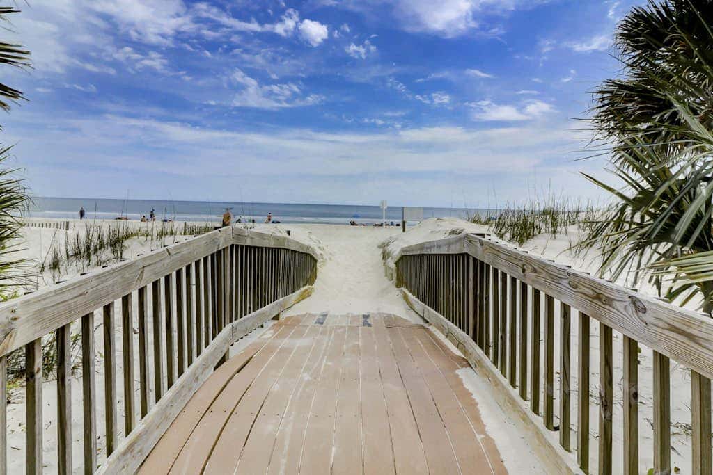 Beach condo with balcony, pools, & hot tub- near golf & beach