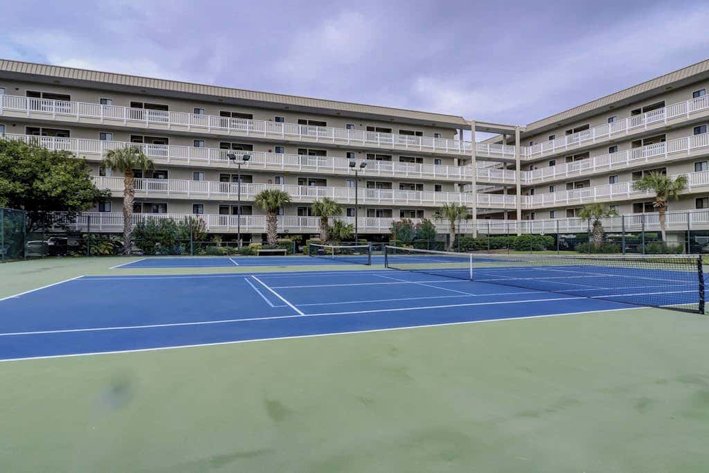 Beach condo with balcony, pools, & hot tub- near golf & beach