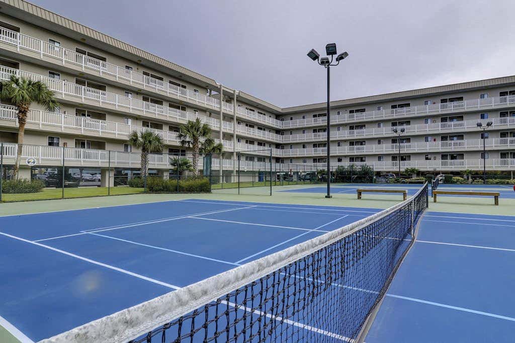 Beach condo with balcony, pools, & hot tub- near golf & beach
