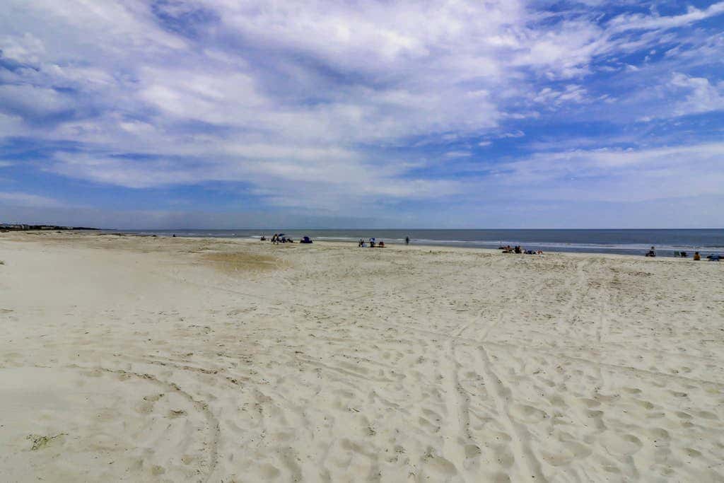 Beach condo with balcony, pools, & hot tub- near golf & beach