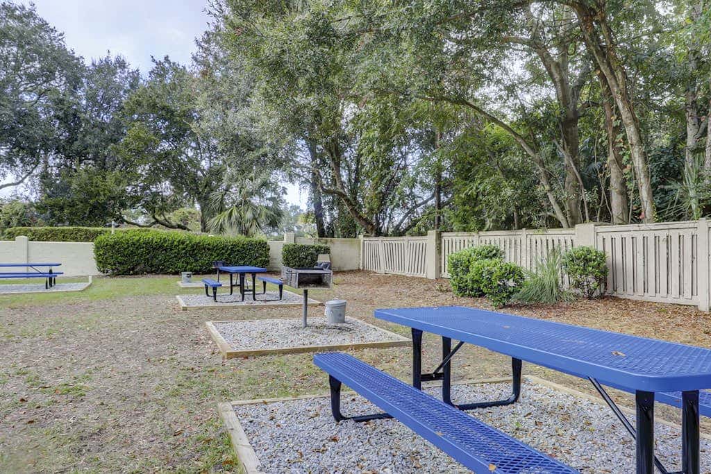 Beach condo with balcony, pools, & hot tub- near golf & beach