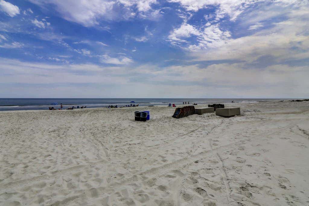 Beach condo with balcony, pools, & hot tub- near golf & beach