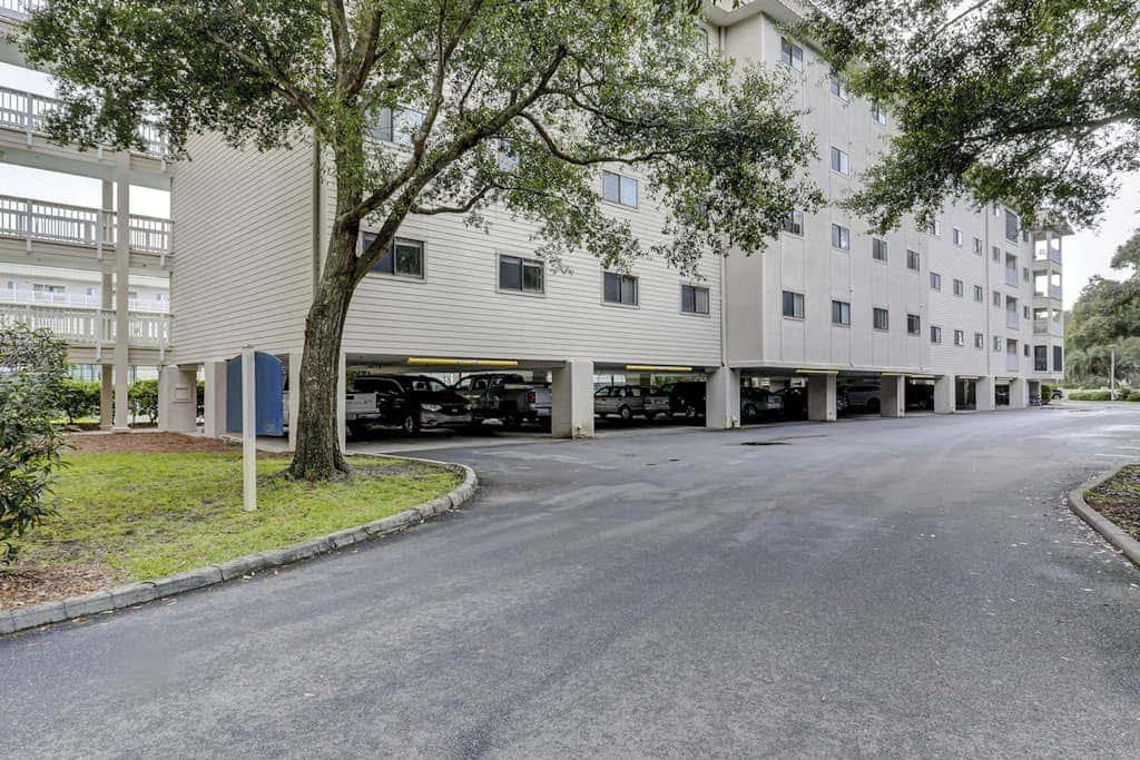 Beach condo with balcony, pools, & hot tub- near golf & beach