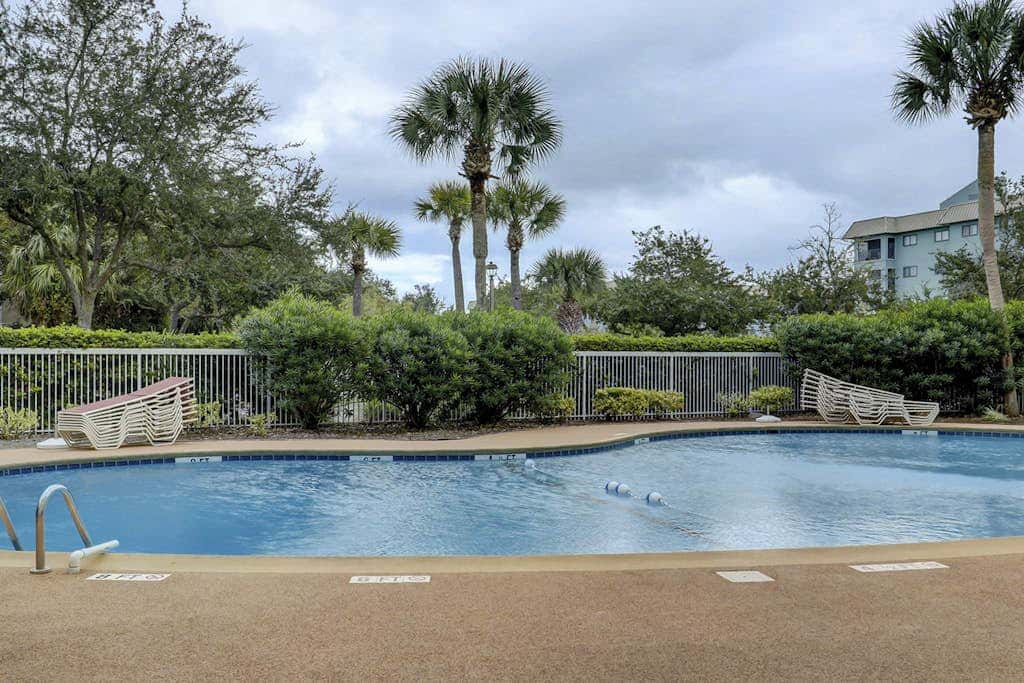 Beach condo with balcony, pools, & hot tub- near golf & beach