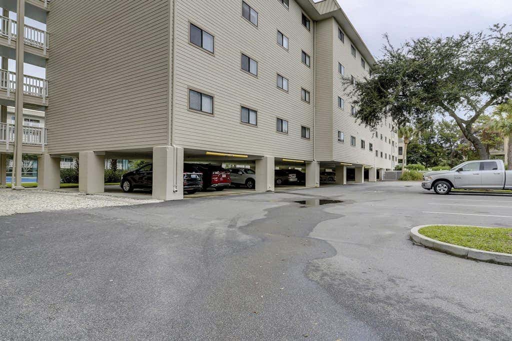 Beach condo with balcony, pools, & hot tub- near golf & beach