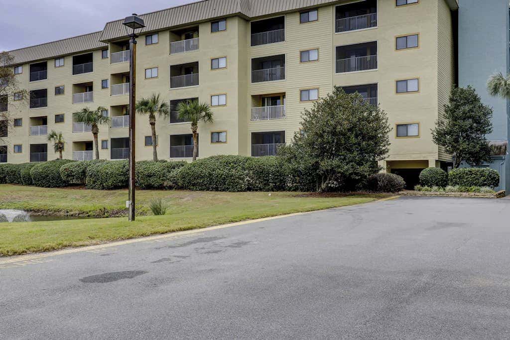 Beach condo with balcony, pools, & hot tub- near golf & beach