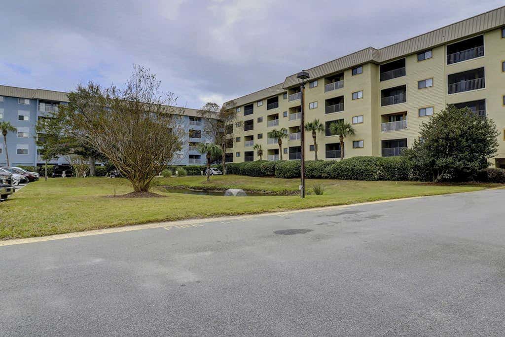 Beach condo with balcony, pools, & hot tub- near golf & beach
