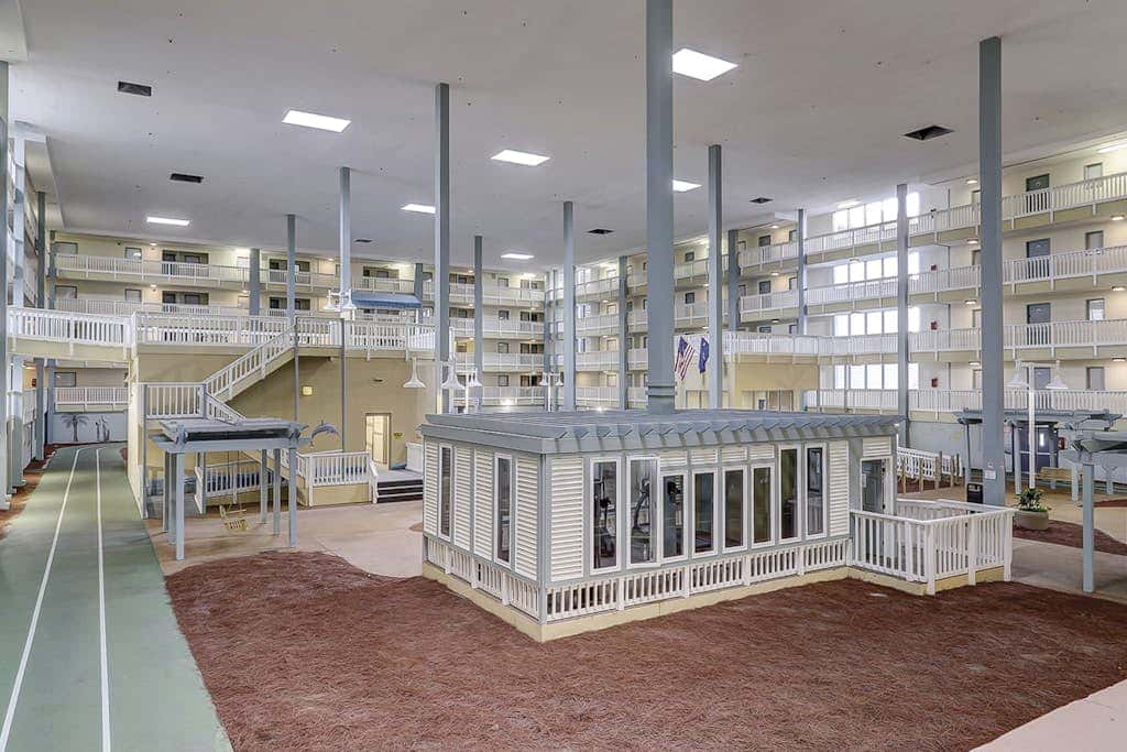 Beach condo with balcony, pools, & hot tub- near golf & beach
