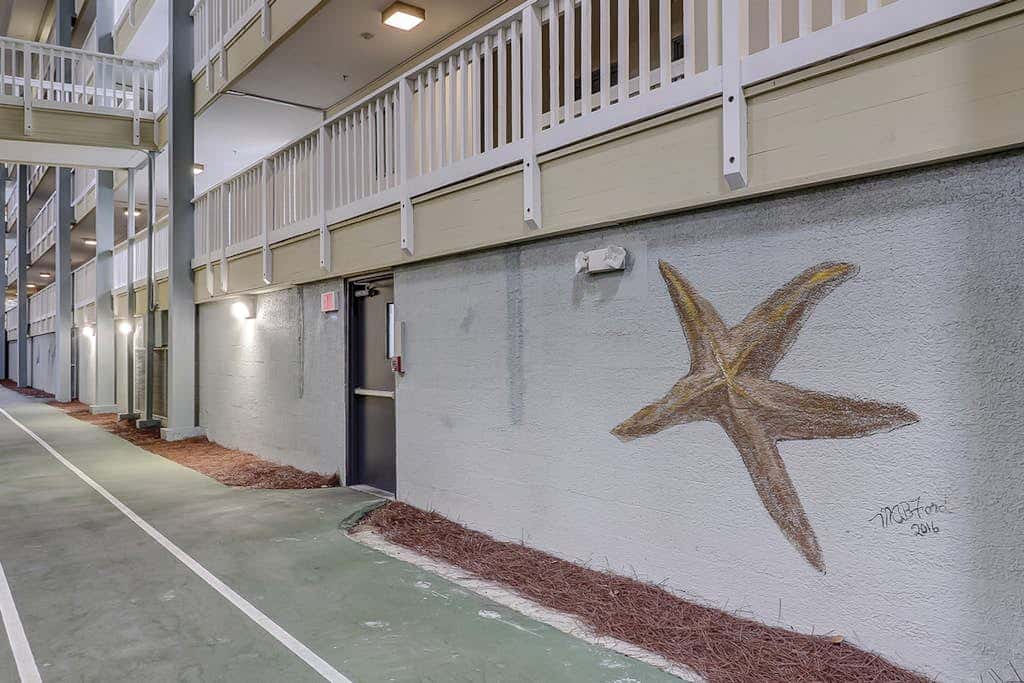 Beach condo with balcony, pools, & hot tub- near golf & beach