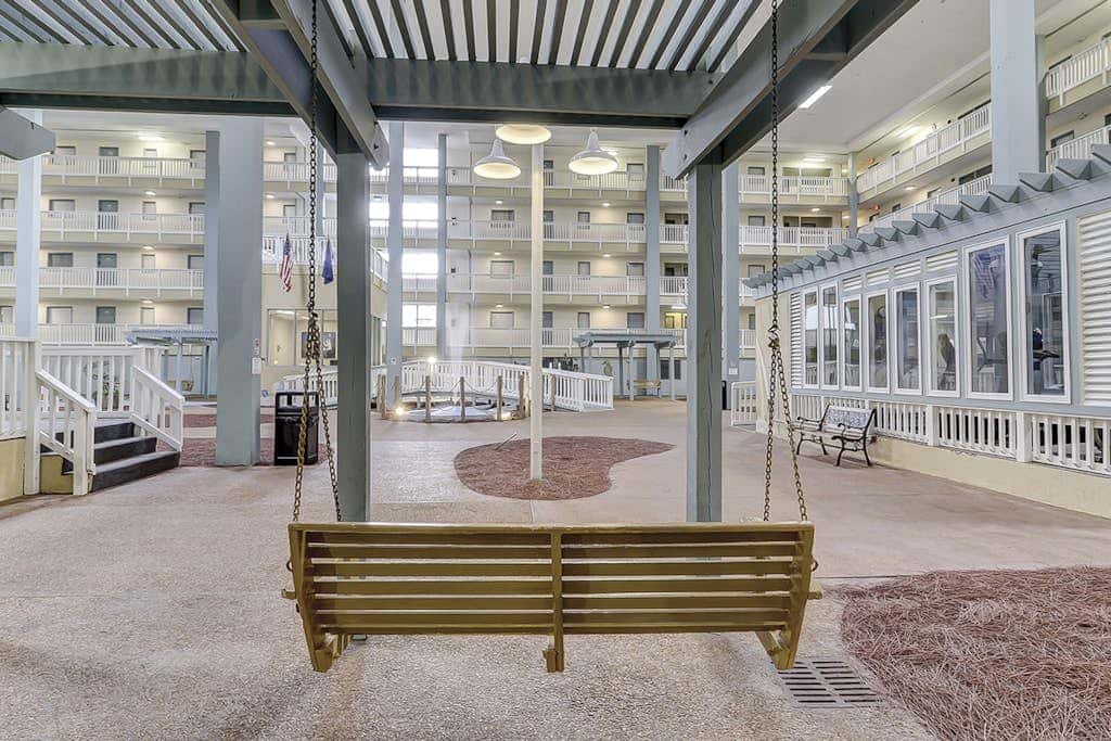 Beach condo with balcony, pools, & hot tub- near golf & beach