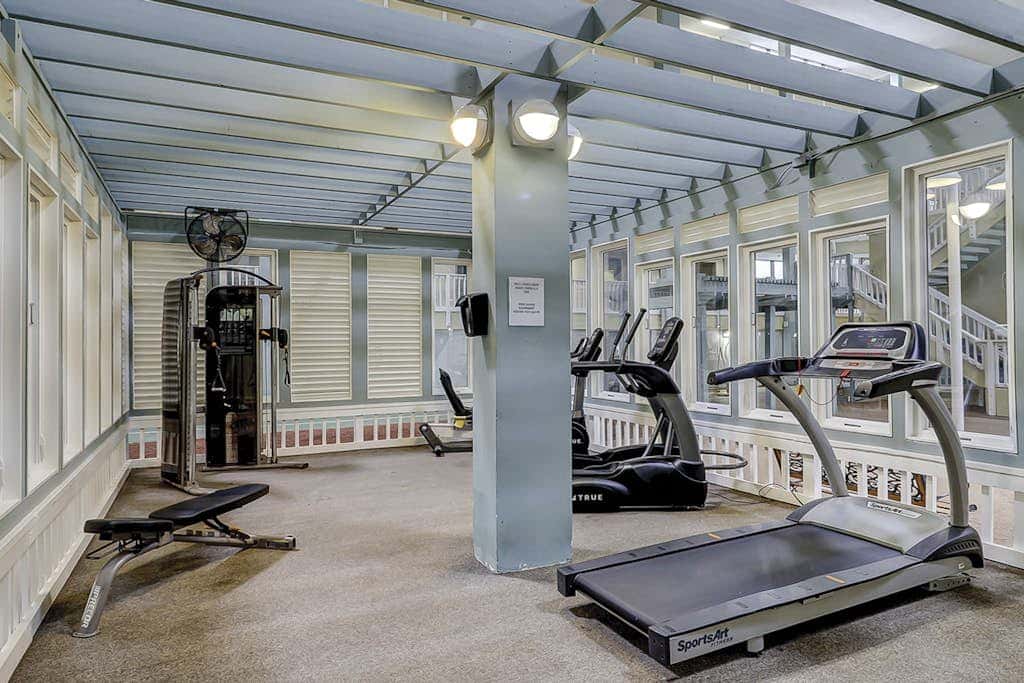 Beach condo with balcony, pools, & hot tub- near golf & beach