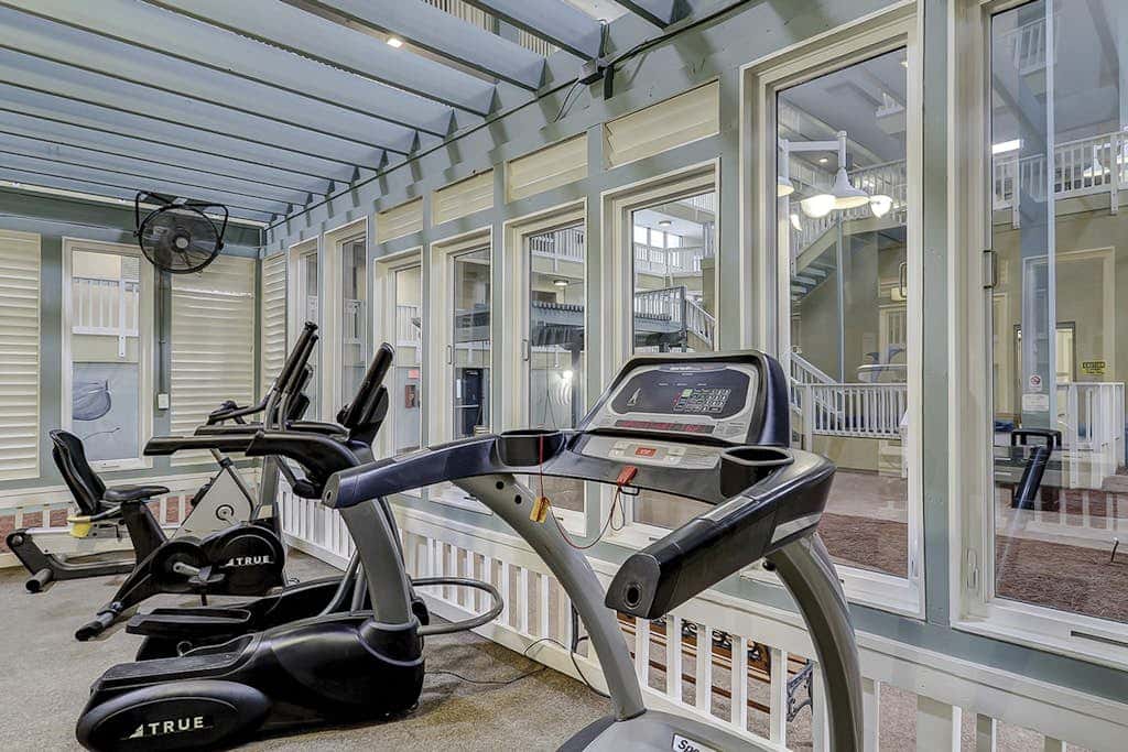Beach condo with balcony, pools, & hot tub- near golf & beach