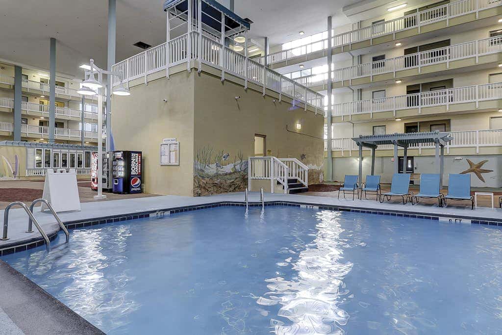 Beach condo with balcony, pools, & hot tub- near golf & beach