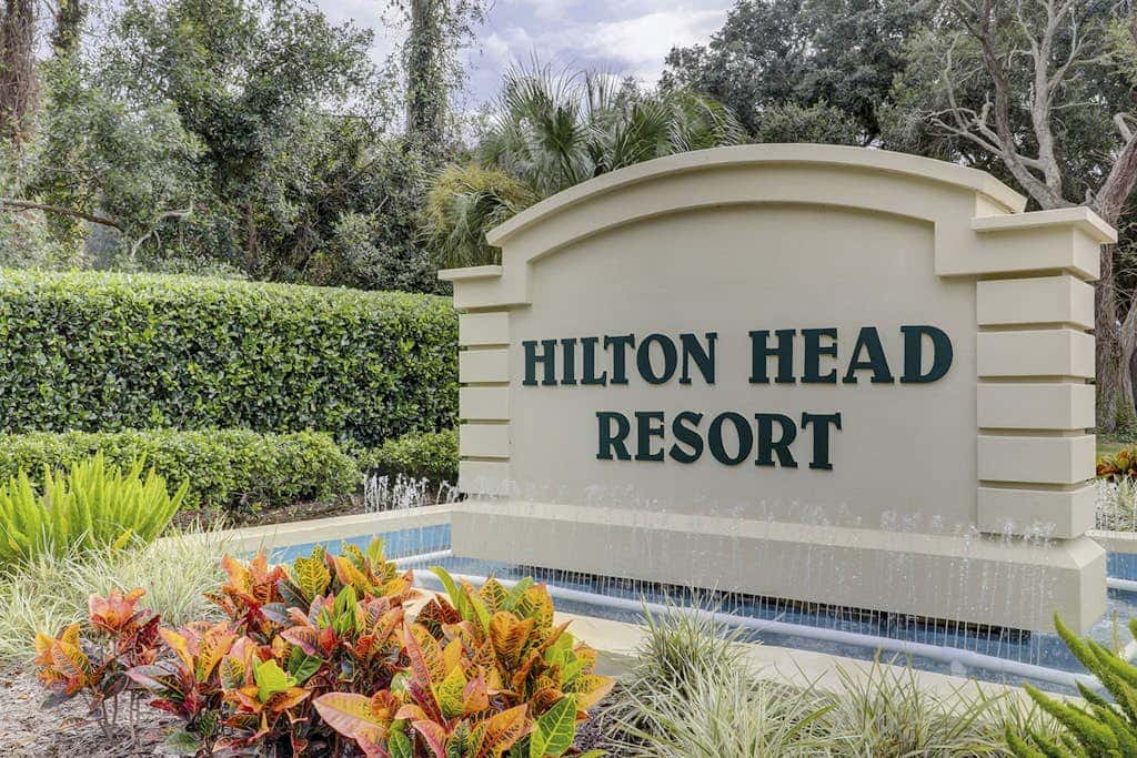 Beach condo with balcony, pools, & hot tub- near golf & beach