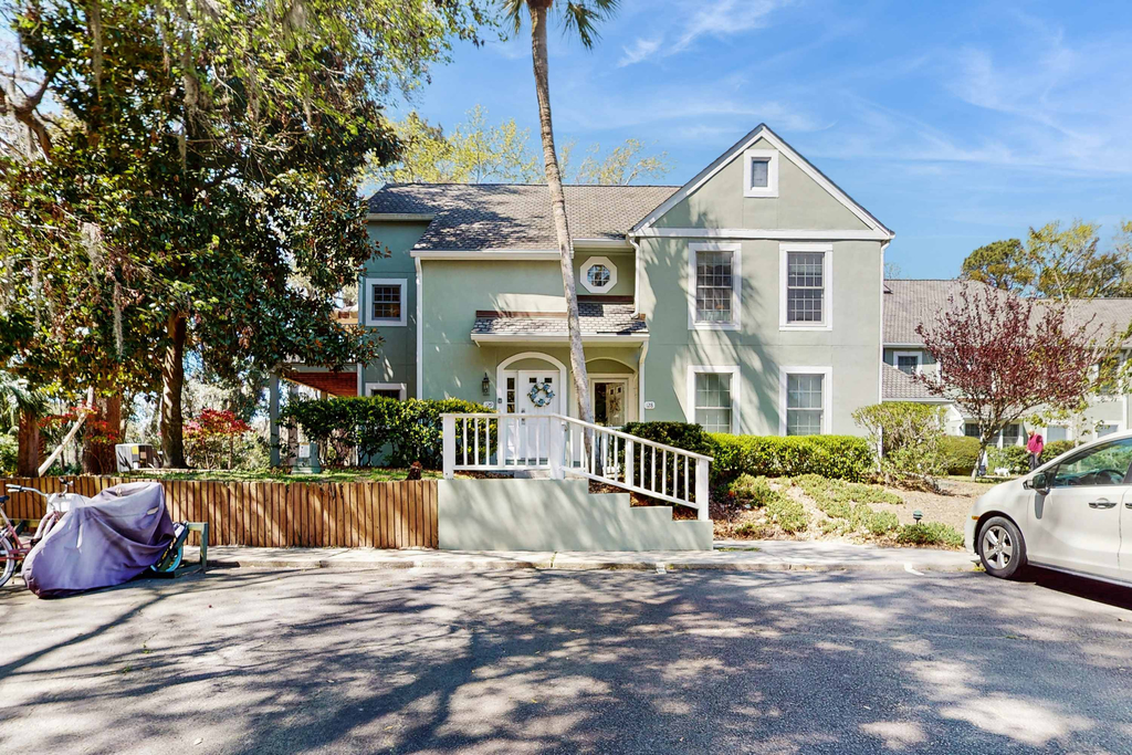 Dog Friendly with pool, tennis, covered deck, beach nearby and golf views