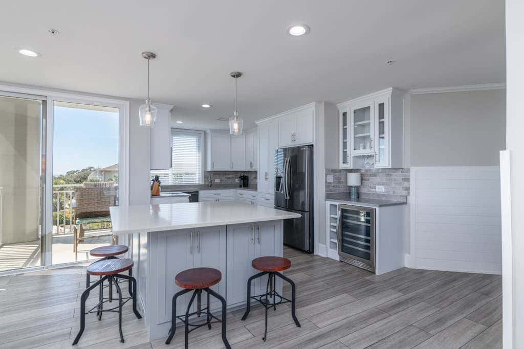 Panoramic direct oceanfront view condo with pool, hot tub, gym & steps to beach