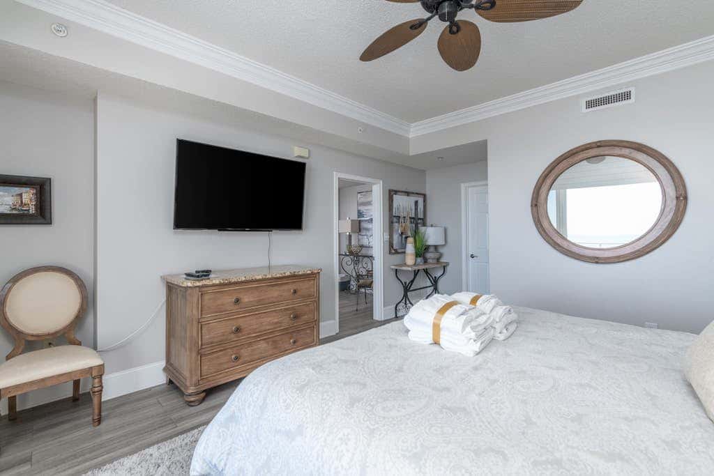 Panoramic direct oceanfront view condo with pool, hot tub, gym & steps to beach