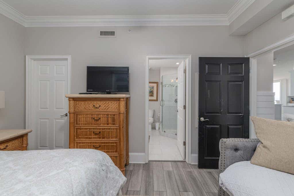 Panoramic direct oceanfront view condo with pool, hot tub, gym & steps to beach