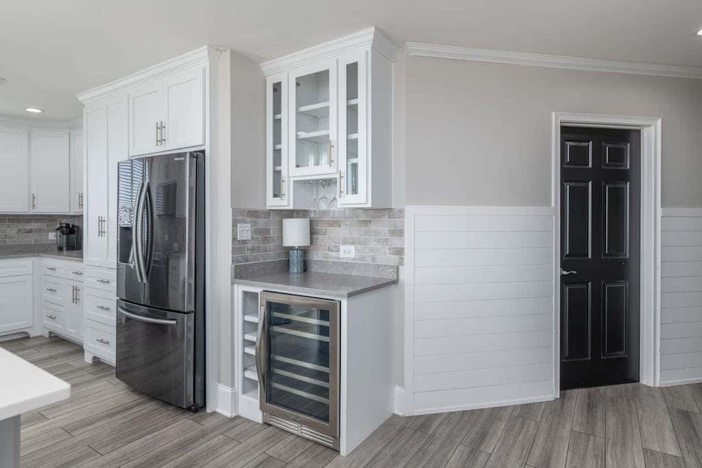 Panoramic direct oceanfront view condo with pool, hot tub, gym & steps to beach