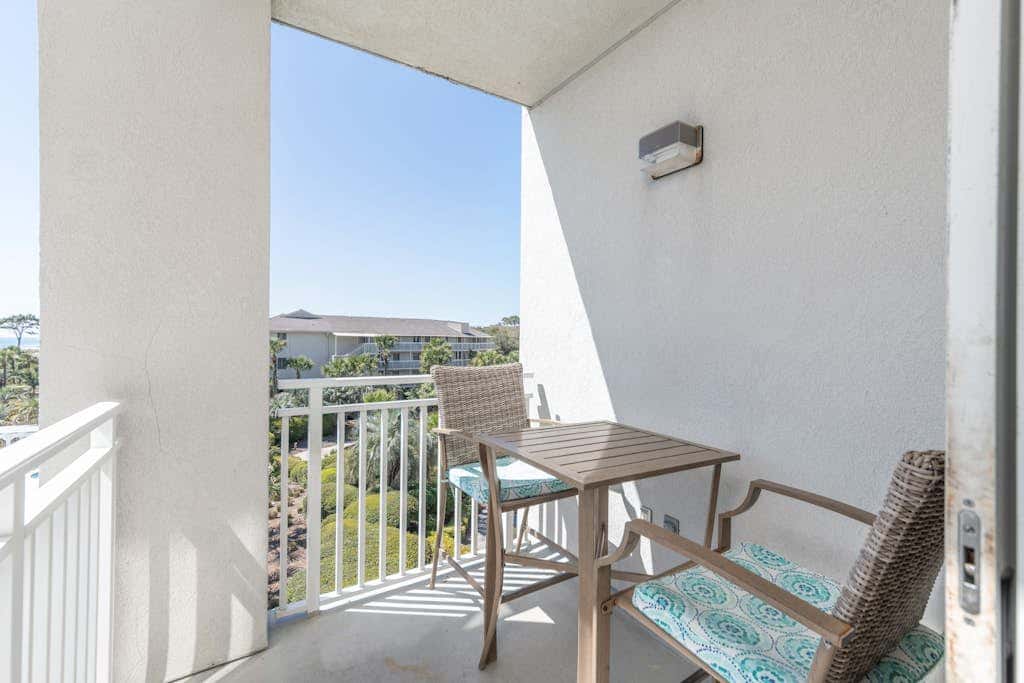 Panoramic direct oceanfront view condo with pool, hot tub, gym & steps to beach