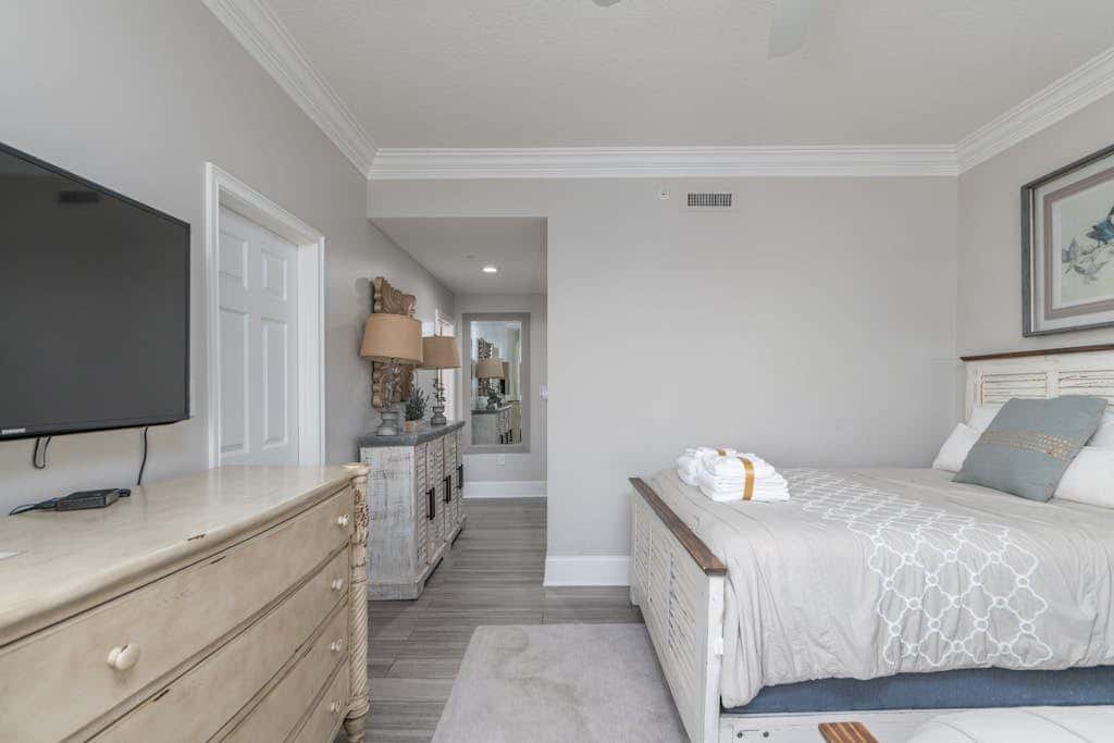 Panoramic direct oceanfront view condo with pool, hot tub, gym & steps to beach
