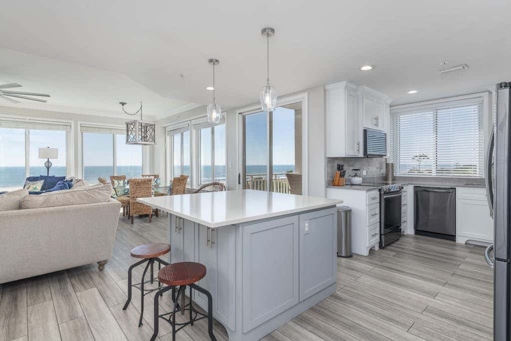 Panoramic direct oceanfront view condo with pool, hot tub, gym & steps to beach