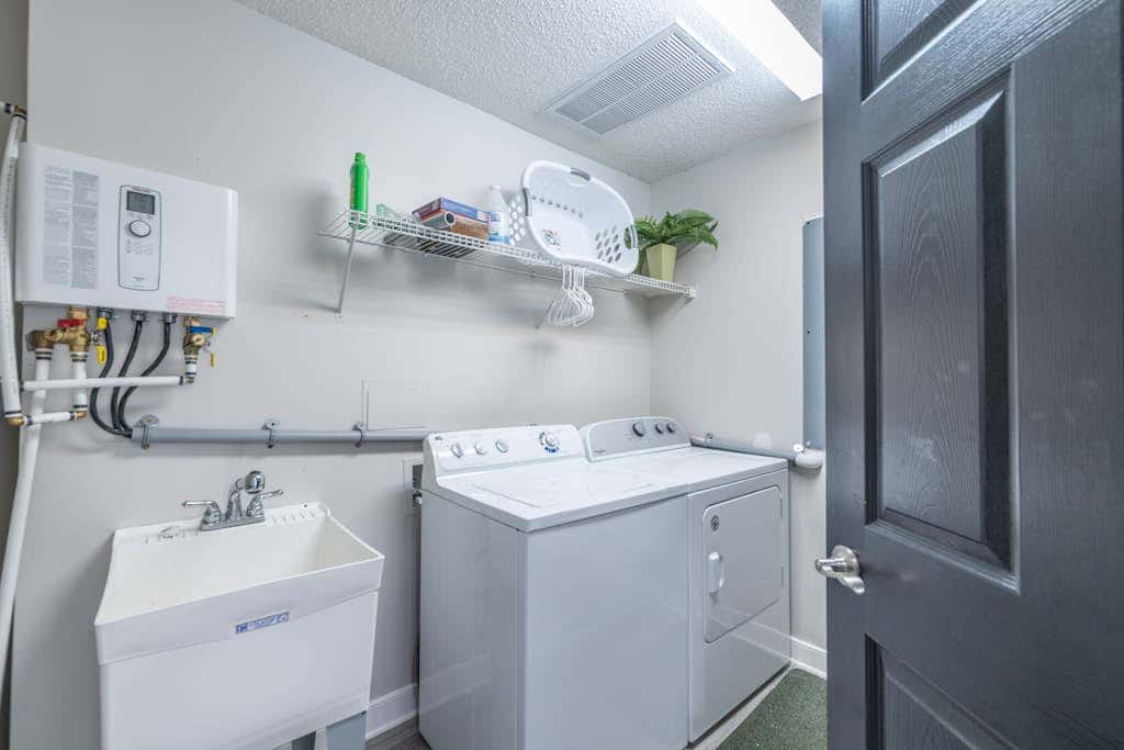 Panoramic direct oceanfront view condo with pool, hot tub, gym & steps to beach