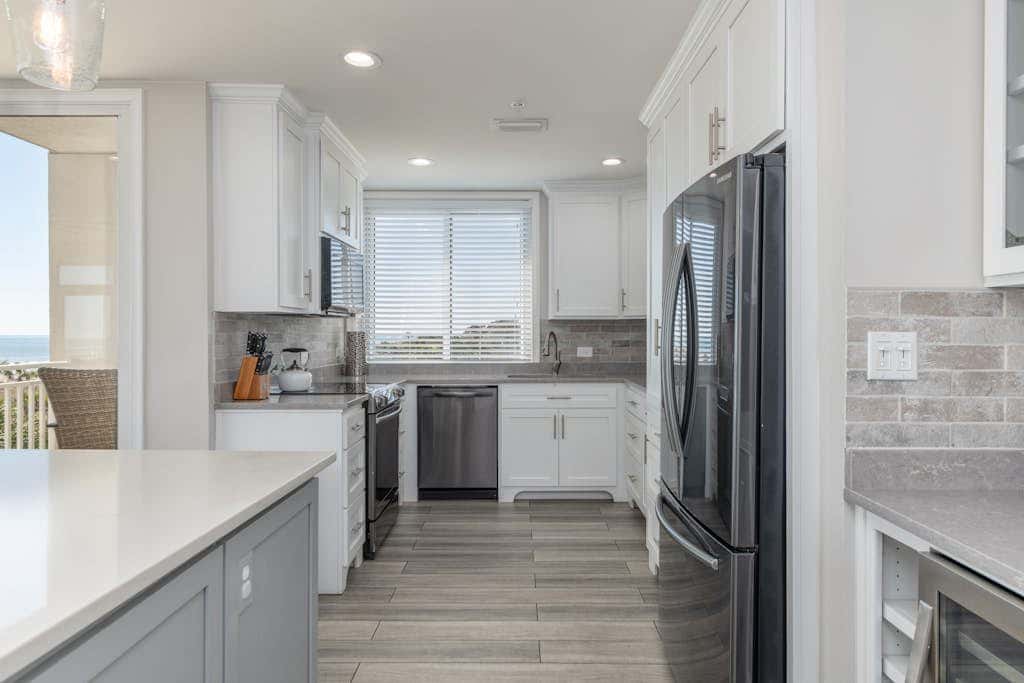 Panoramic direct oceanfront view condo with pool, hot tub, gym & steps to beach