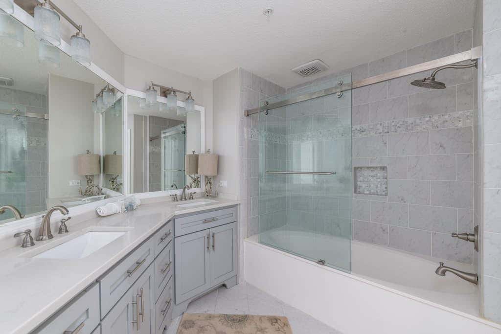 Panoramic direct oceanfront view condo with pool, hot tub, gym & steps to beach