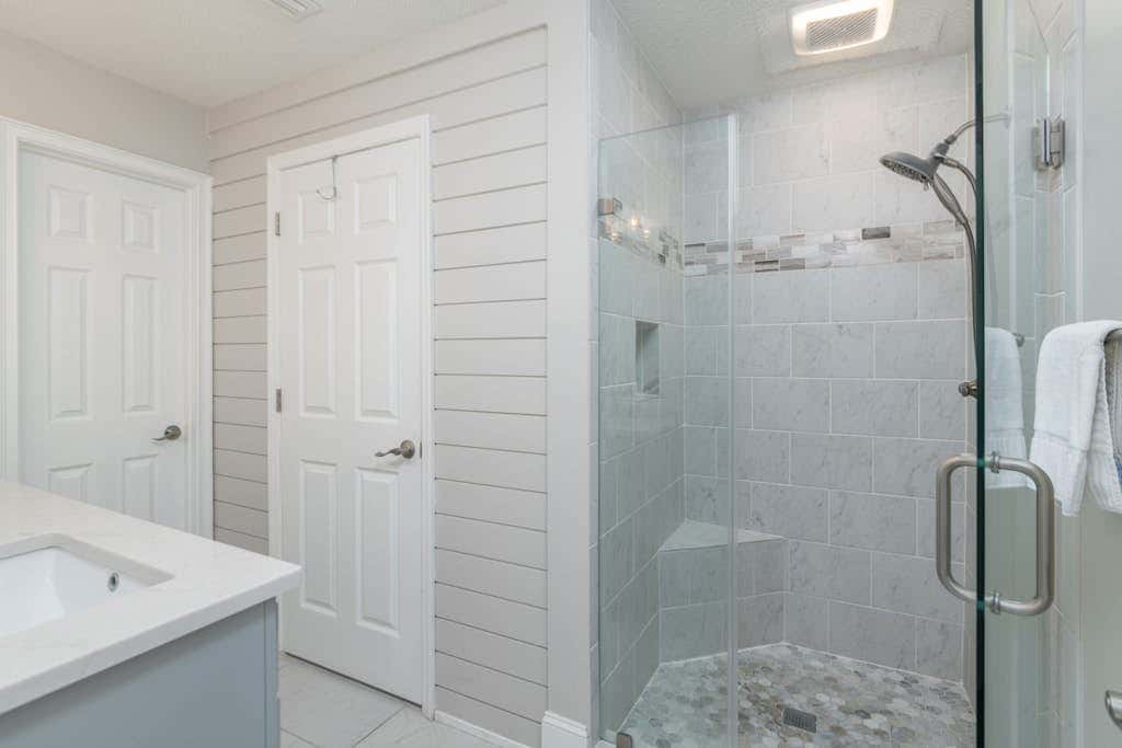 Panoramic direct oceanfront view condo with pool, hot tub, gym & steps to beach