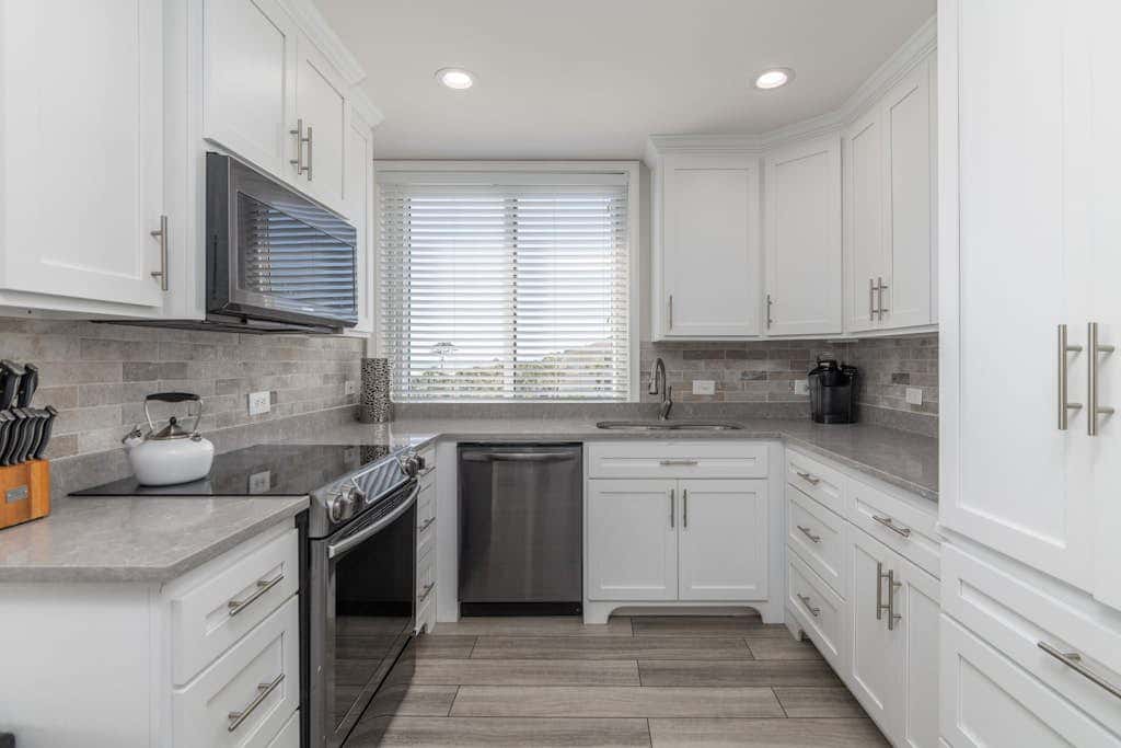 Panoramic direct oceanfront view condo with pool, hot tub, gym & steps to beach