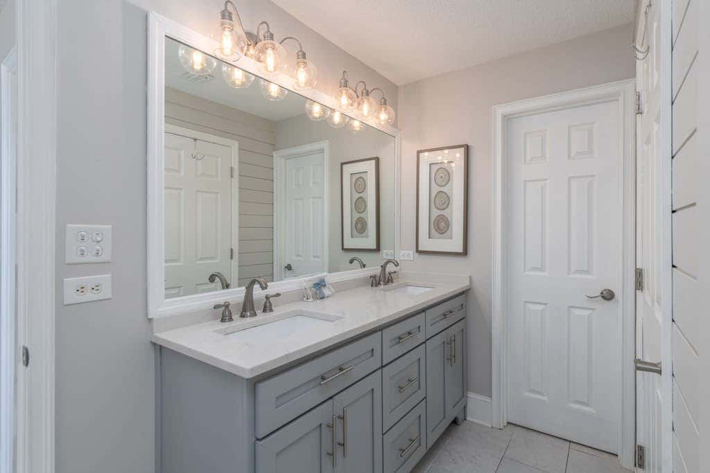Panoramic direct oceanfront view condo with pool, hot tub, gym & steps to beach