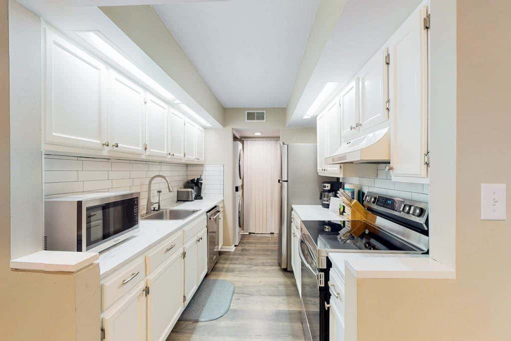 Coastal condo with outdoor pool, walk to beach and shopping