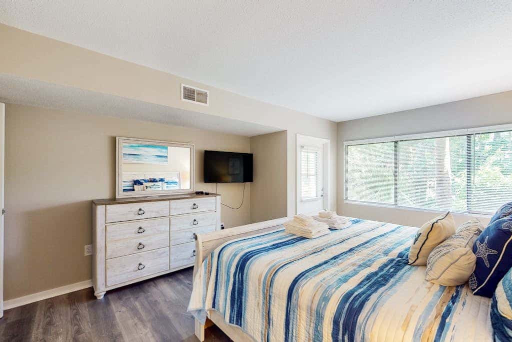 Coastal condo with outdoor pool, walk to beach and shopping
