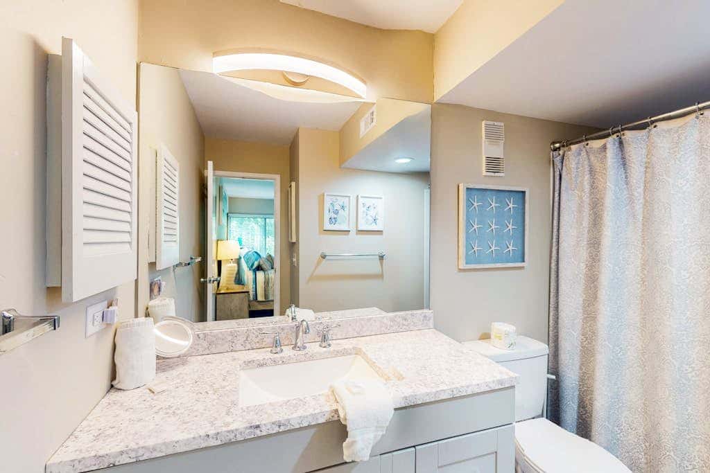 Coastal condo with outdoor pool, walk to beach and shopping
