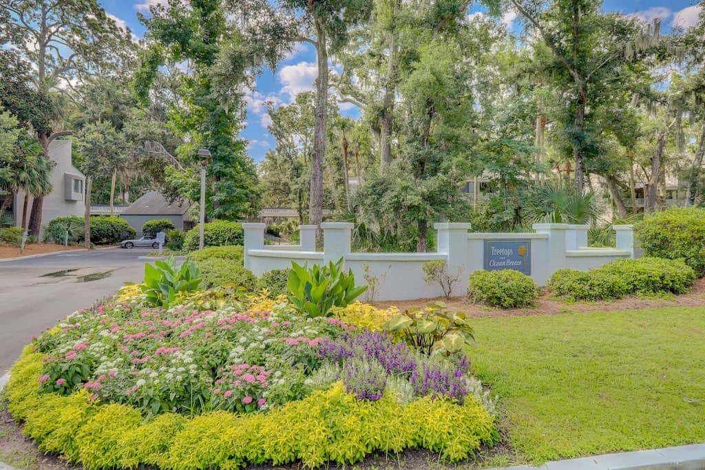 Coastal condo with outdoor pool, walk to beach and shopping