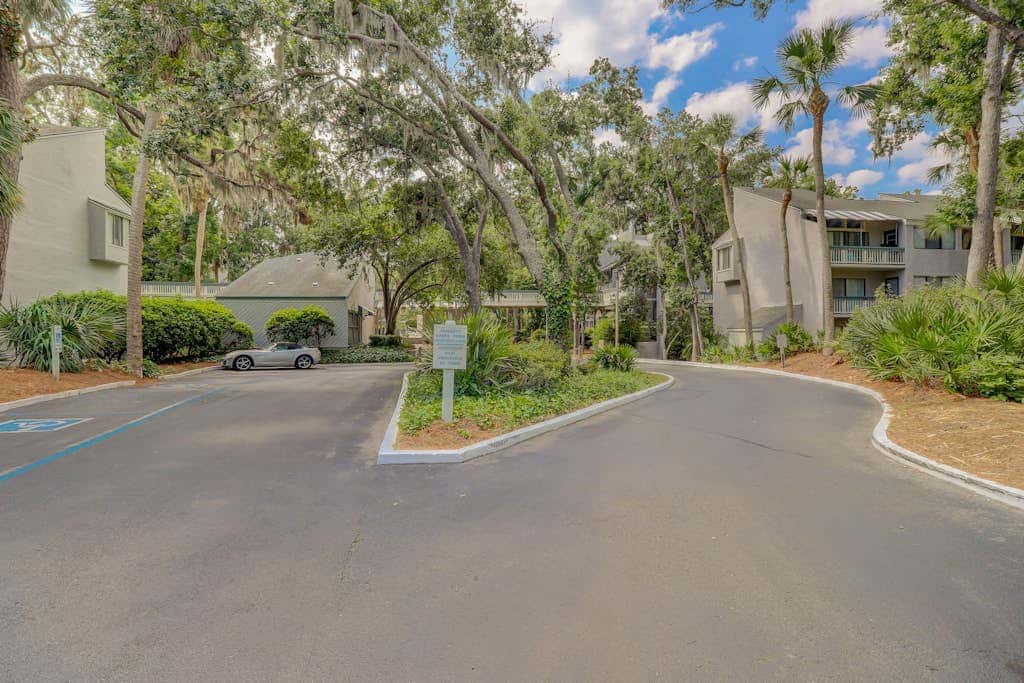 Coastal condo with outdoor pool, walk to beach and shopping
