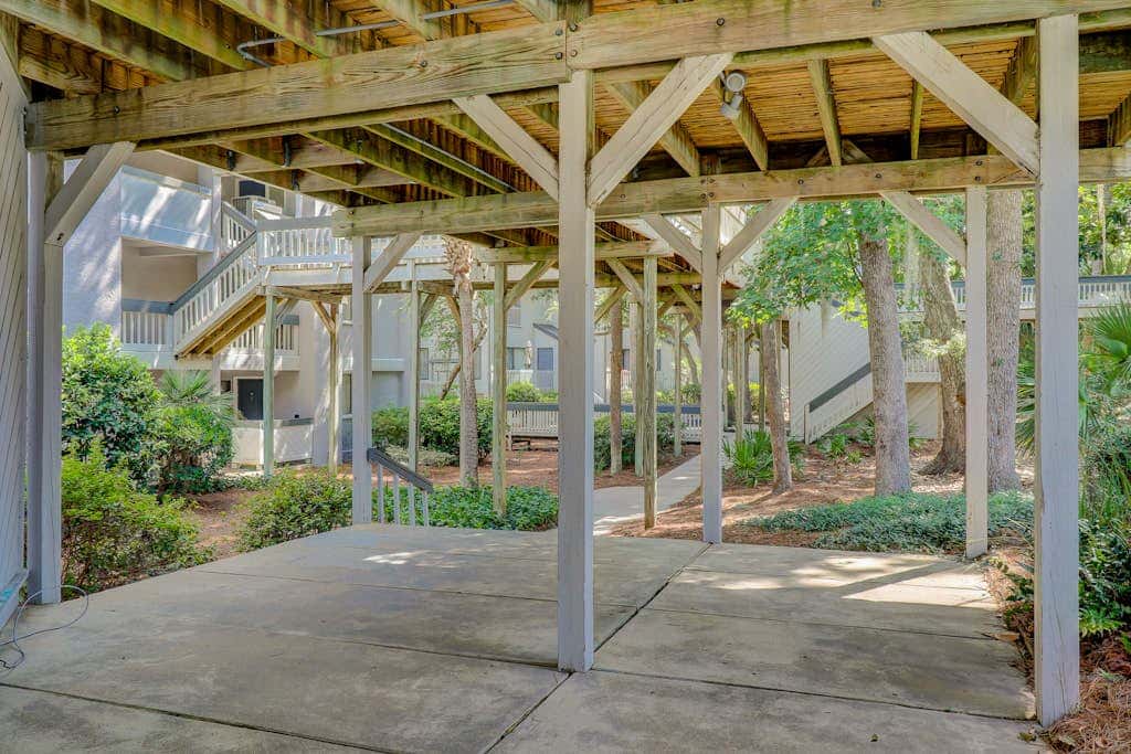 Coastal condo with outdoor pool, walk to beach and shopping