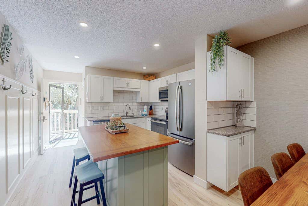 Beautiful Condo with pools,  hot tub, sauna,  and water views