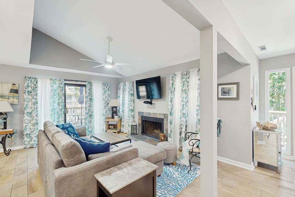 Bright and beautiful condo, 5 min to beach, golf and Van De Meer Tennis Courts