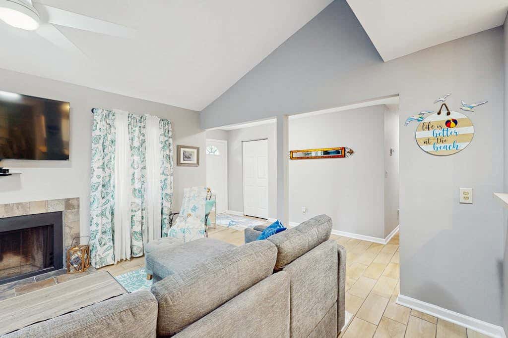 Bright and beautiful condo, 5 min to beach, golf and Van De Meer Tennis Courts