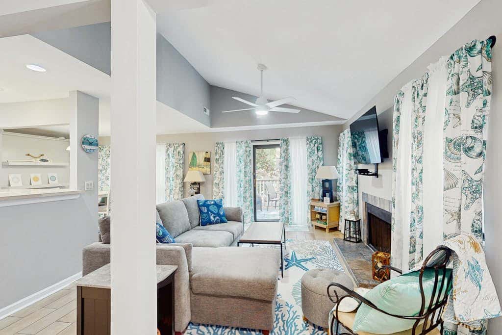 Bright and beautiful condo, 5 min to beach, golf and Van De Meer Tennis Courts