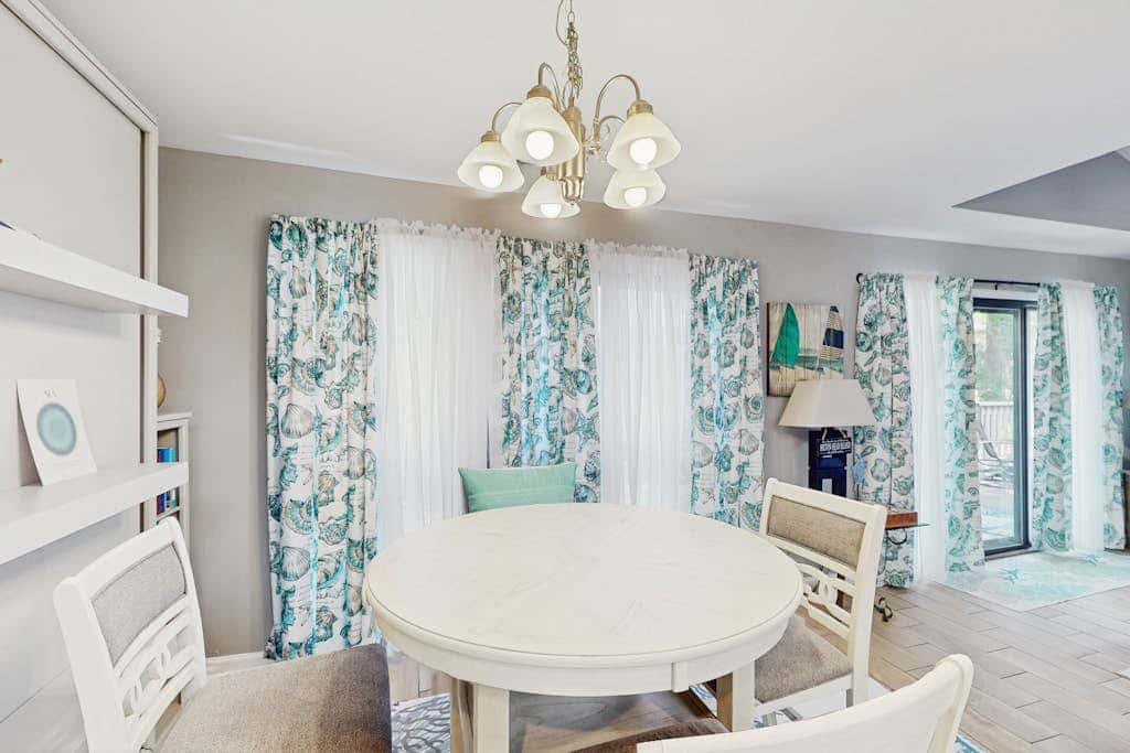 Bright and beautiful condo, 5 min to beach, golf and Van De Meer Tennis Courts