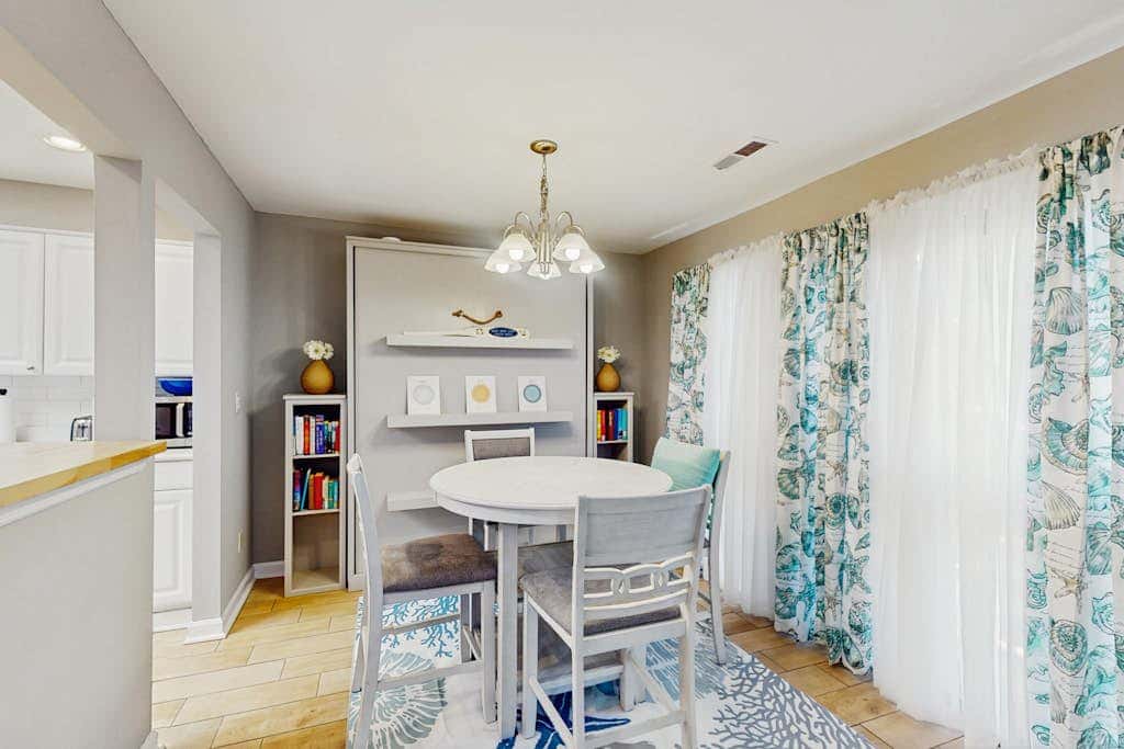 Bright and beautiful condo, 5 min to beach, golf and Van De Meer Tennis Courts