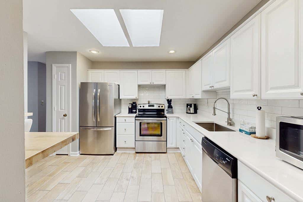 Bright and beautiful condo, 5 min to beach, golf and Van De Meer Tennis Courts
