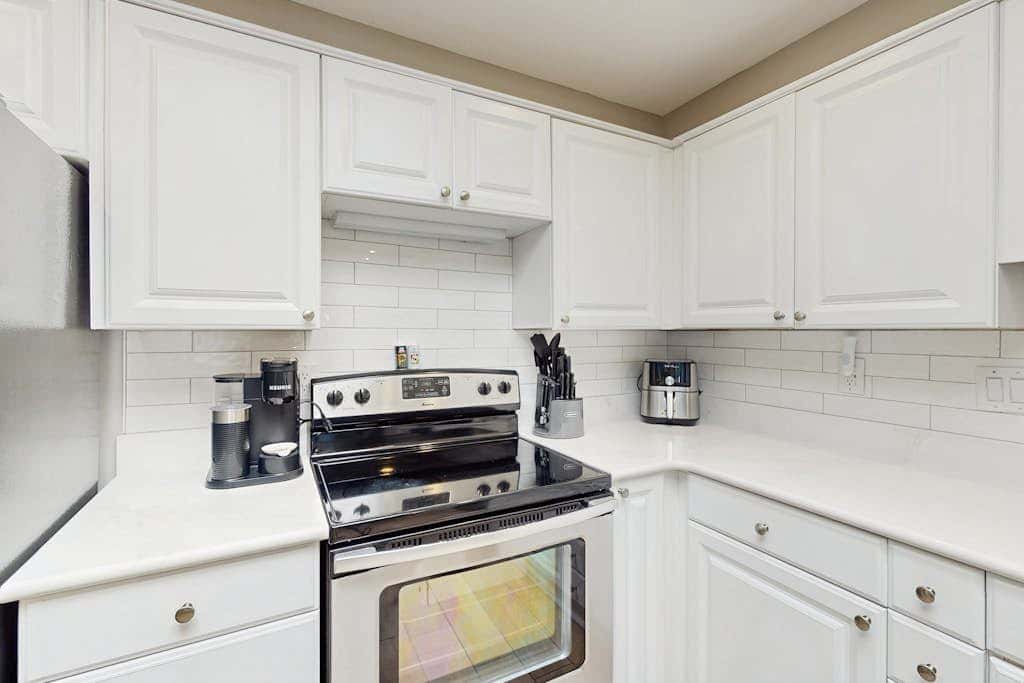 Bright and beautiful condo, 5 min to beach, golf and Van De Meer Tennis Courts