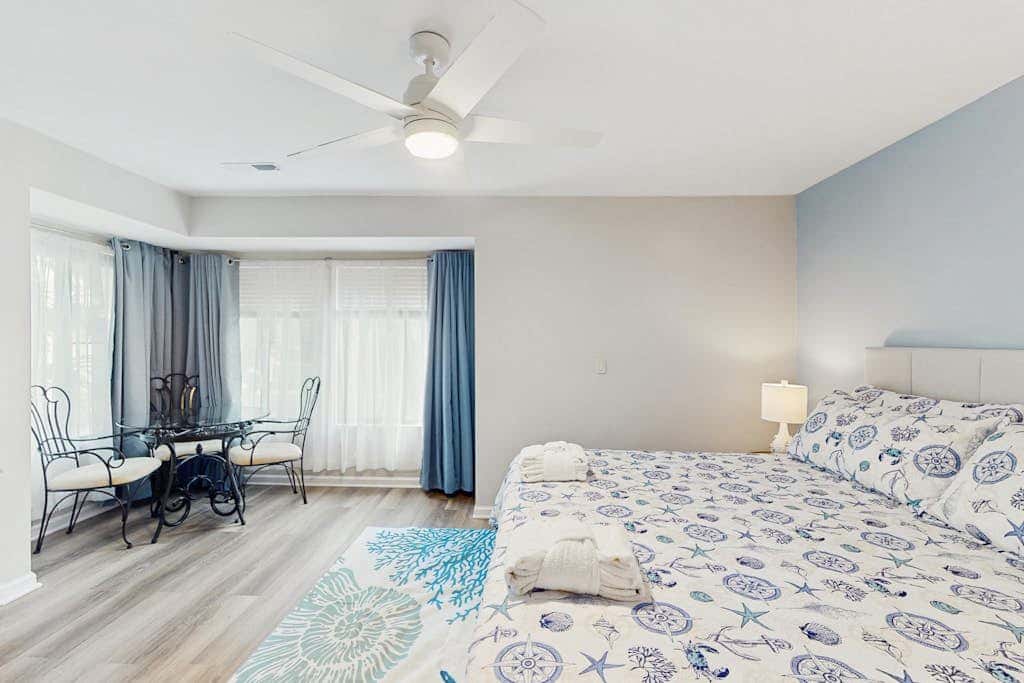 Bright and beautiful condo, 5 min to beach, golf and Van De Meer Tennis Courts