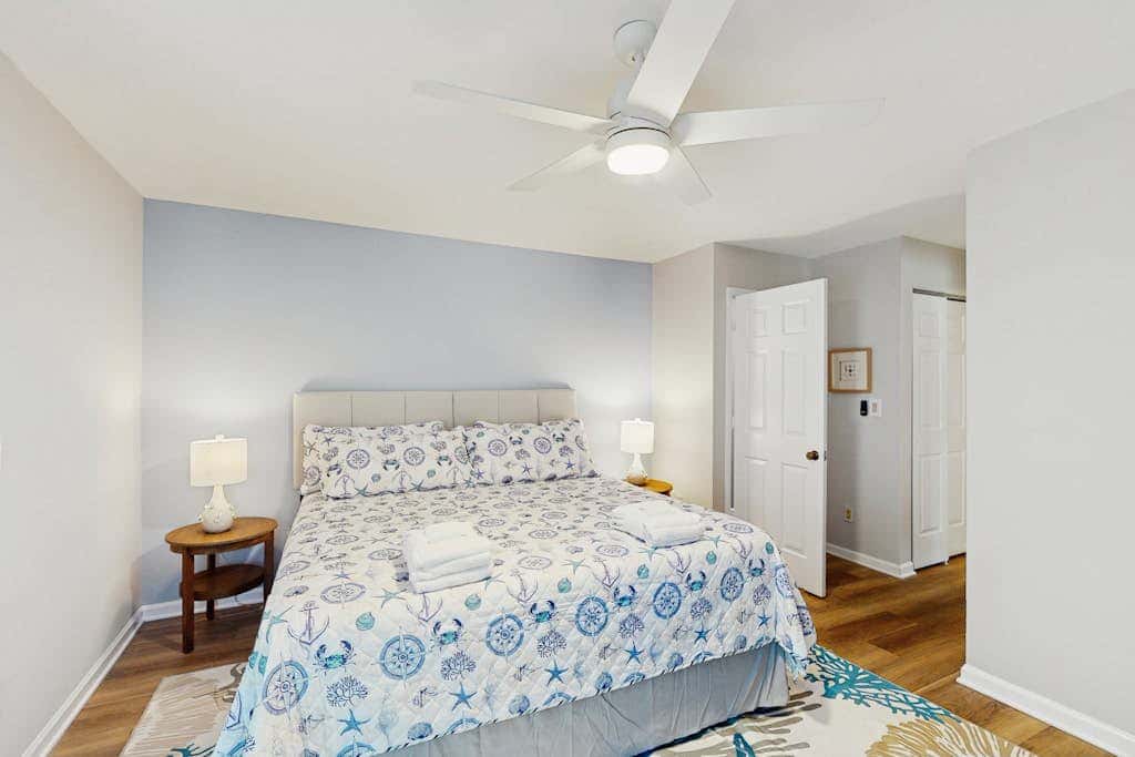 Bright and beautiful condo, 5 min to beach, golf and Van De Meer Tennis Courts