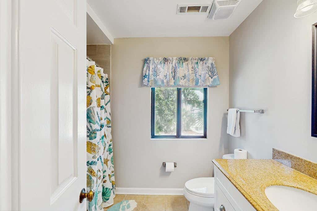 Bright and beautiful condo, 5 min to beach, golf and Van De Meer Tennis Courts